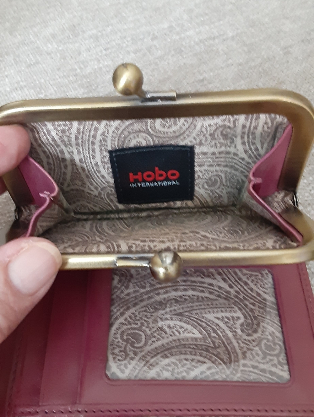 HOBO INTERNATIONAL BURGUNDY LEATHER SMALL WALLET - Picture 11 of 12